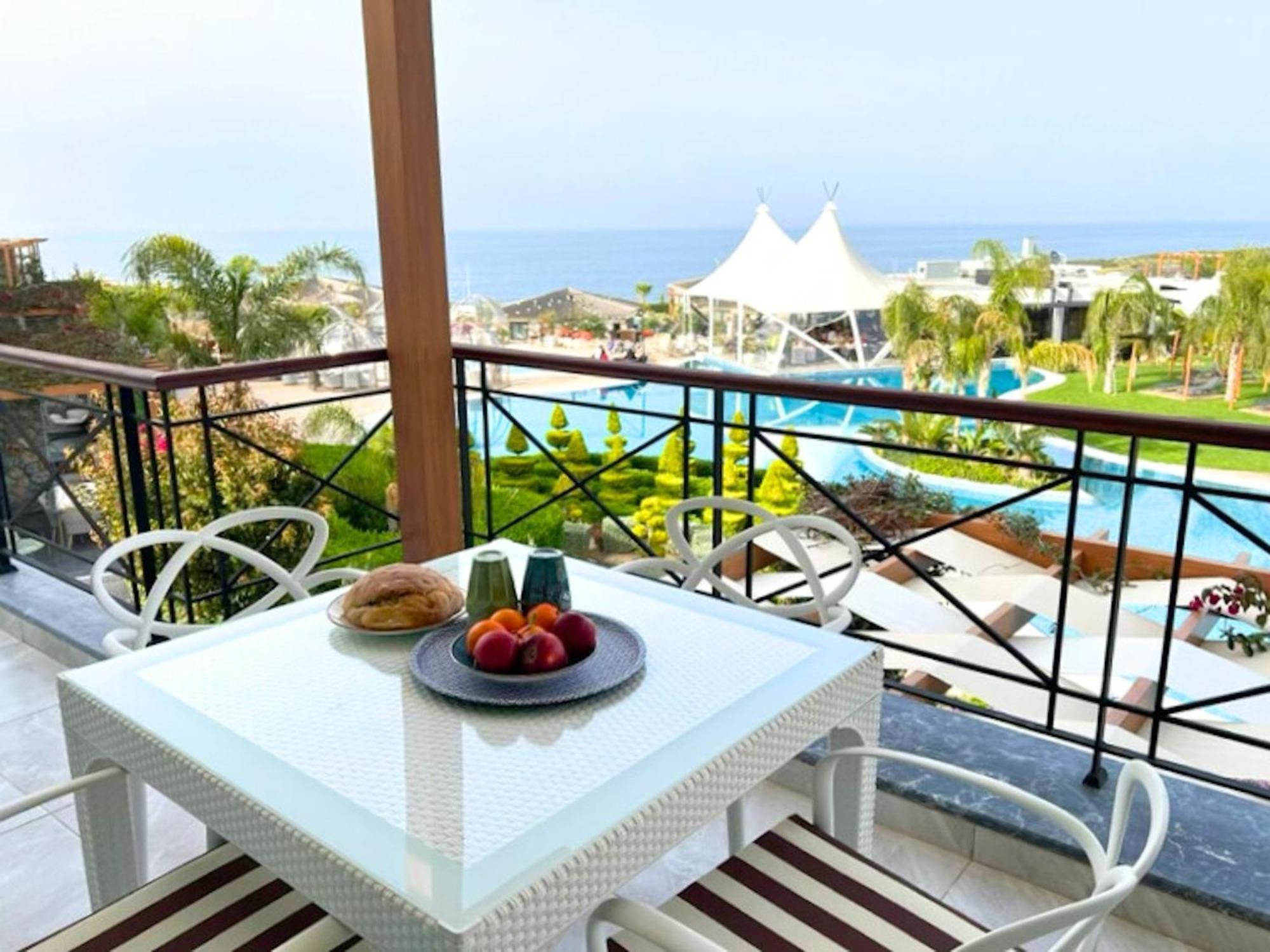 Apartamento Luxurious Seafront Penthouse Kyrenia  Exterior foto